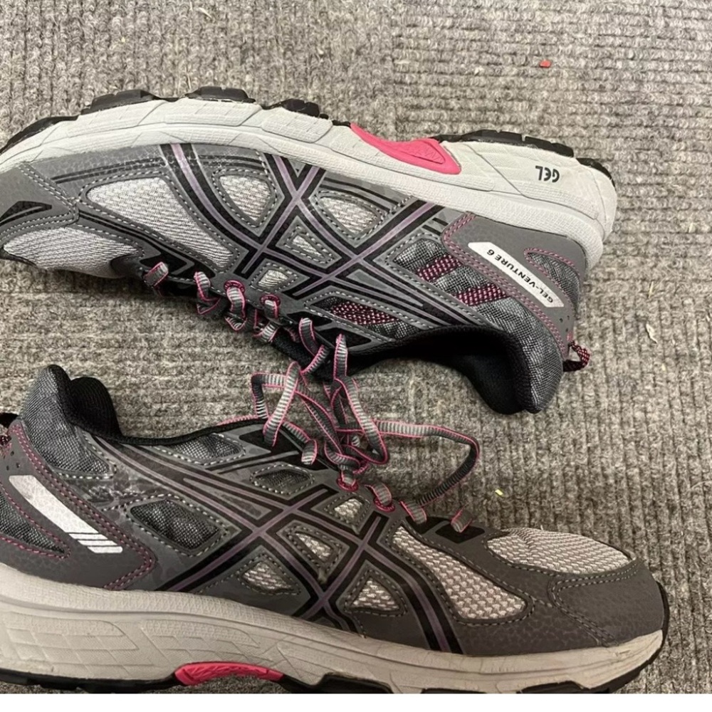 ASICS running shoe woman size 9.5
